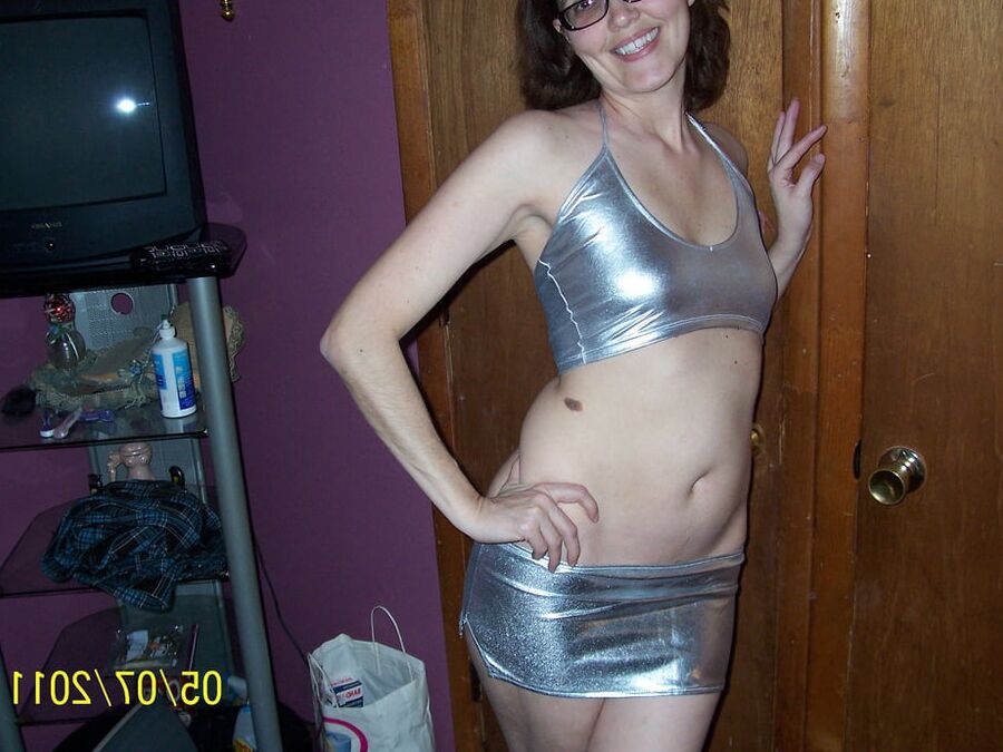 . Kentucky wife poses for hubby