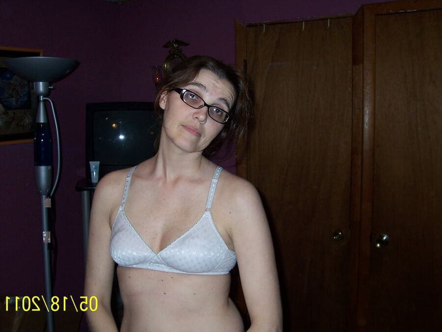 . Kentucky wife poses for hubby