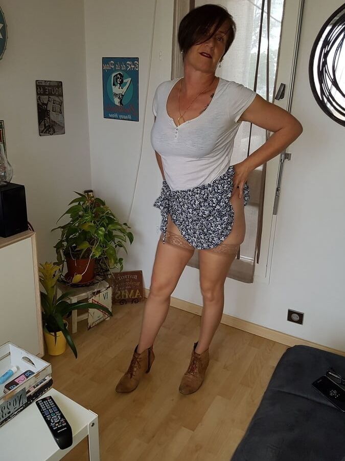 karine soumise (une superbe chienne soumise )