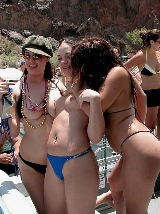 Amateur beach girls wearing sexy thongs