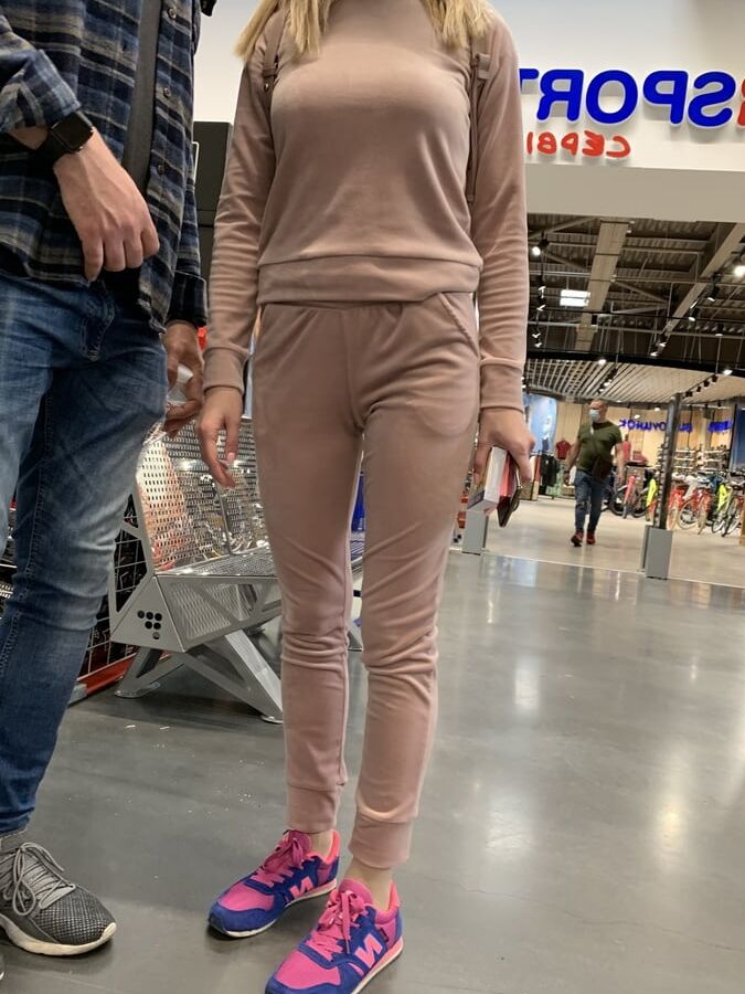Beautiful girl with nice ass &amp; cameltoe