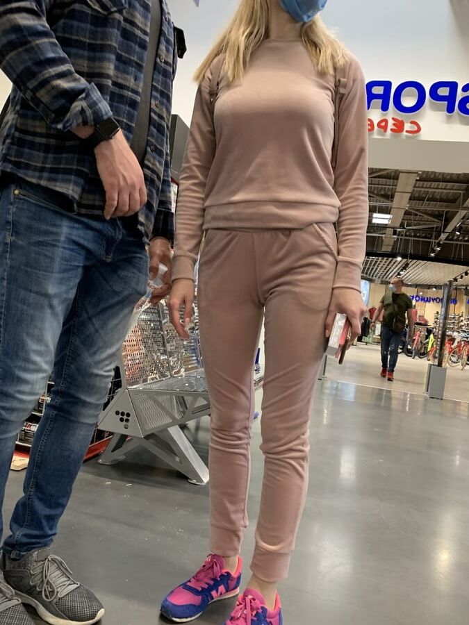 Beautiful girl with nice ass &amp; cameltoe