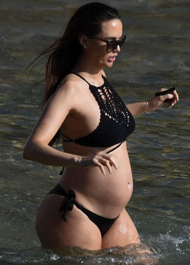Jennifer Metcalfe pregnant in black bikini