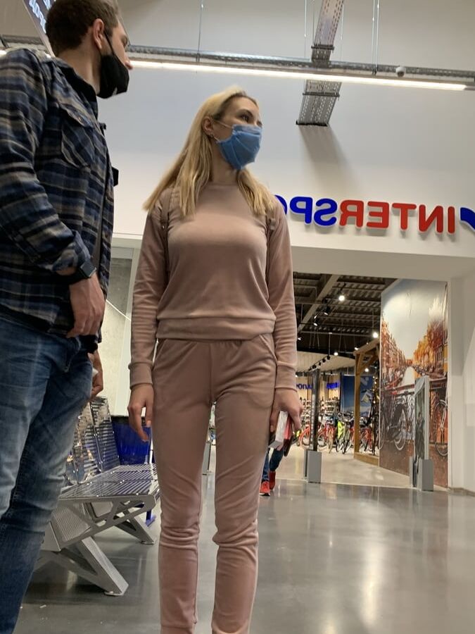 Beautiful girl with nice ass &amp; cameltoe