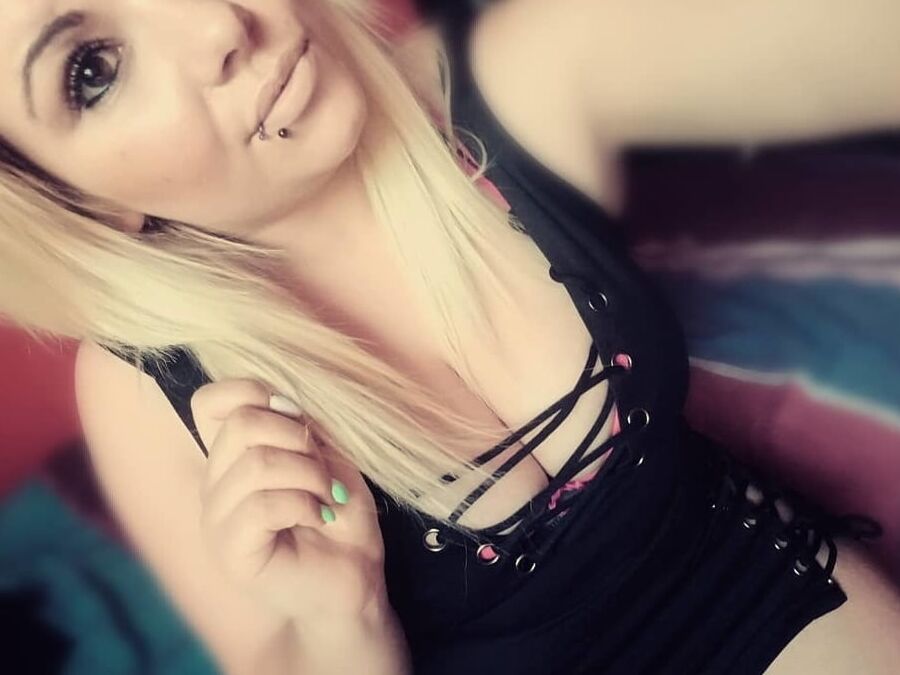 Sandra - cleavage downblouse makeup blonde hot selfie