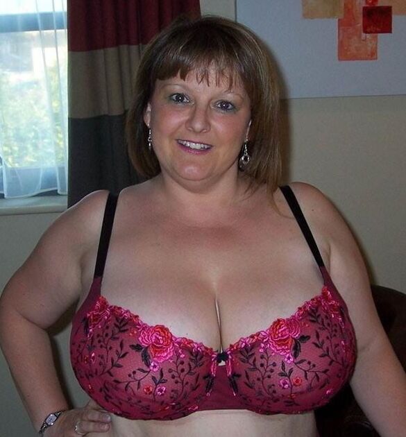 Older and hot (Mom in bra)
