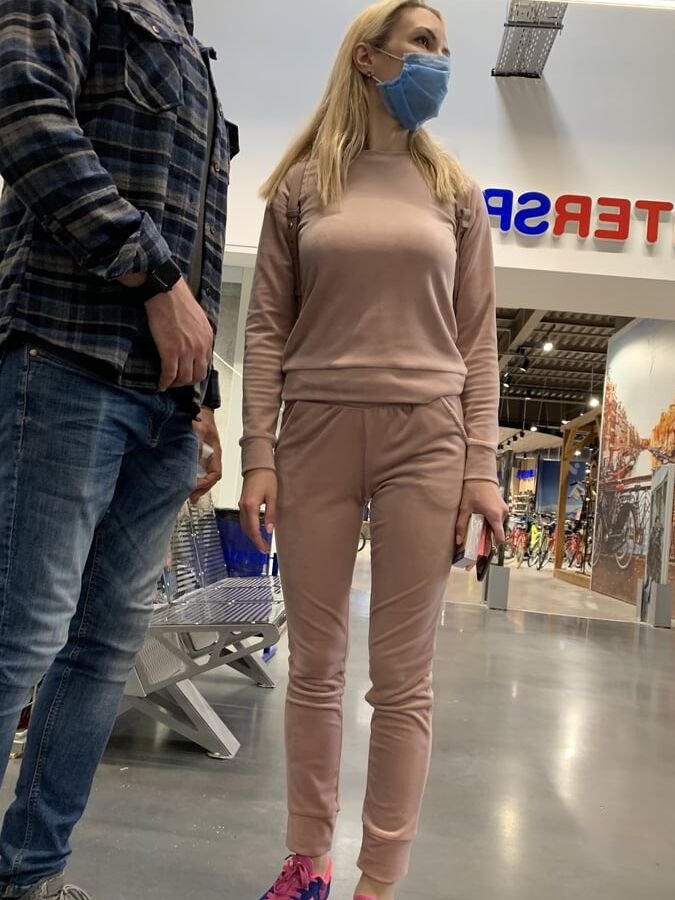 Beautiful girl with nice ass &amp; cameltoe