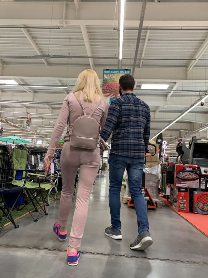 Beautiful girl with nice ass &amp; cameltoe