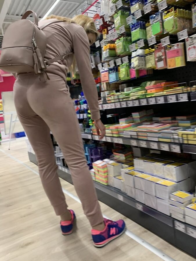Beautiful girl with nice ass &amp; cameltoe