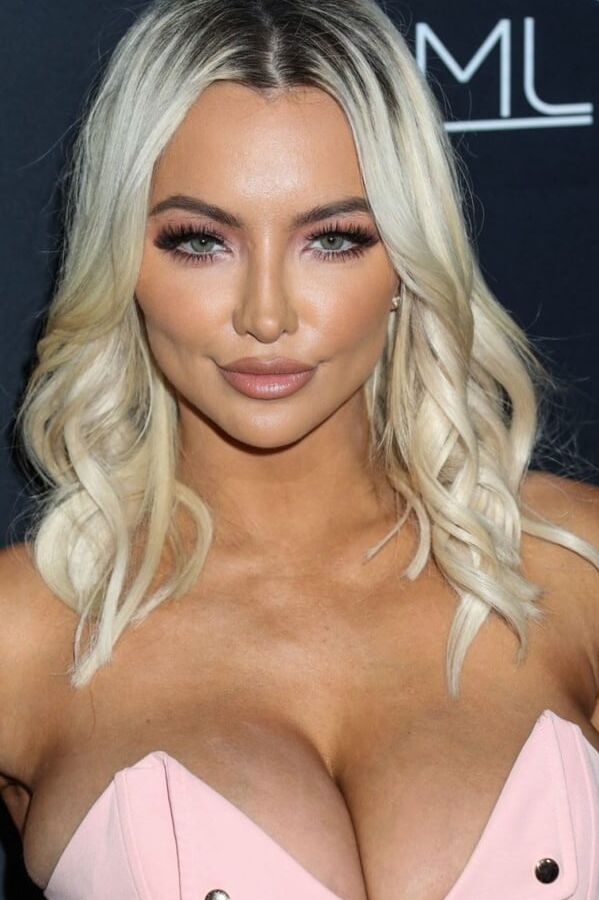 Goddess Lindsey Pelas