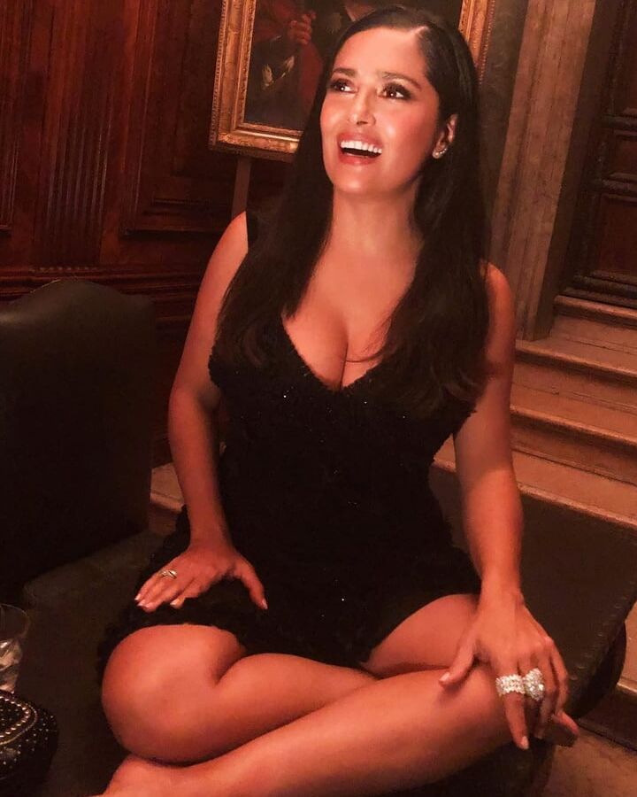 Salma Hayek - nice cleavage