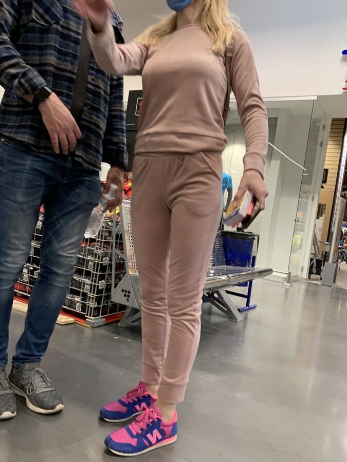 Beautiful girl with nice ass &amp; cameltoe