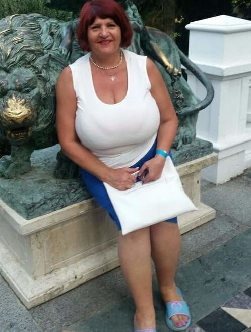 BUSTY GRANNIES ARE HOT TOO!