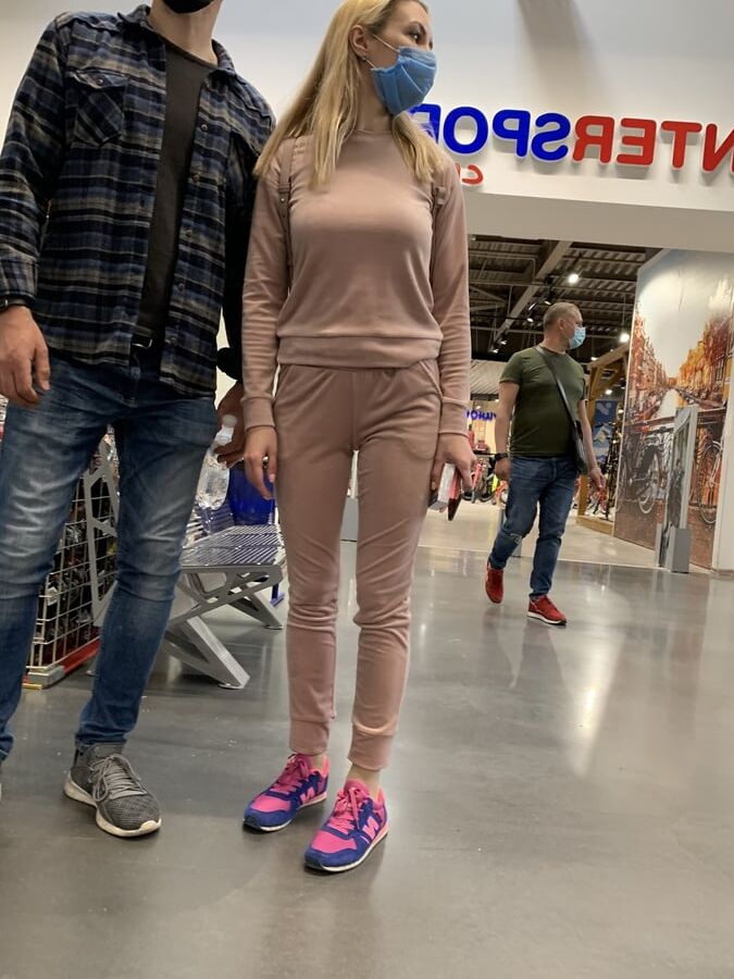 Beautiful girl with nice ass &amp; cameltoe