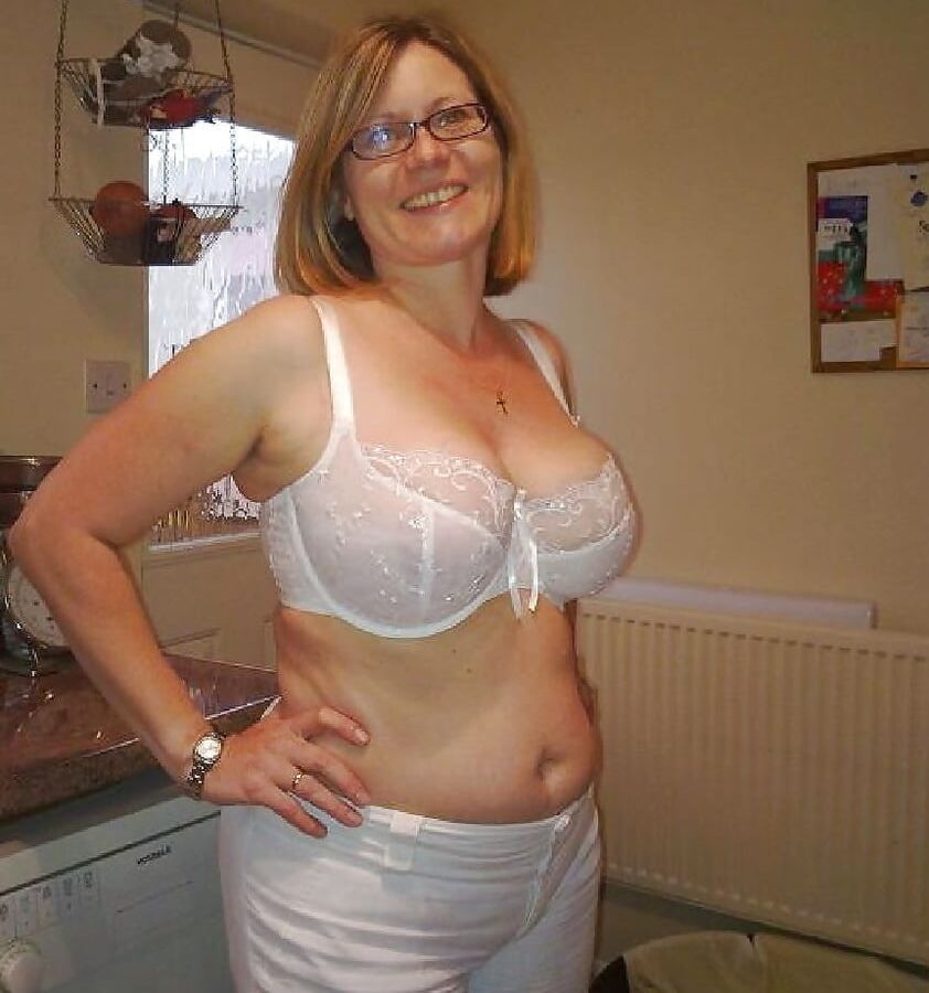 Older and hot (Mom in bra)
