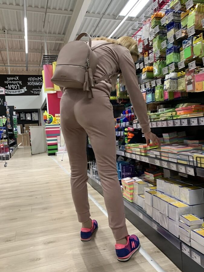 Beautiful girl with nice ass &amp; cameltoe