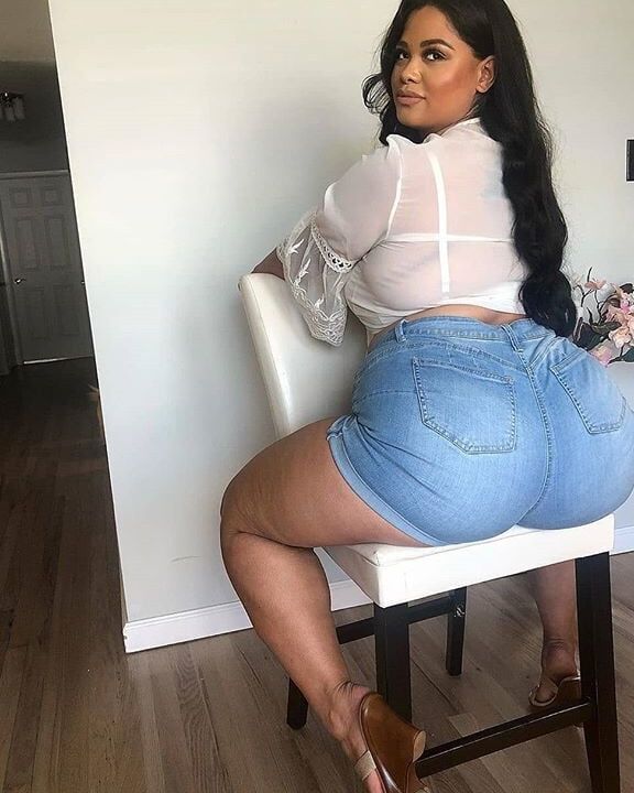 Latinas in jeans