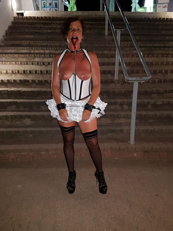 karine soumise (une superbe chienne soumise )