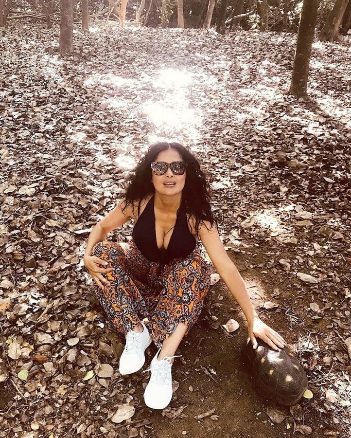 Salma Hayek - nice cleavage