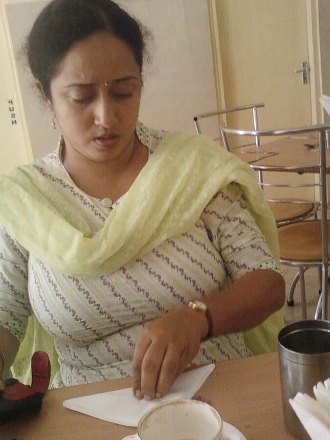 BengaliBustyWife