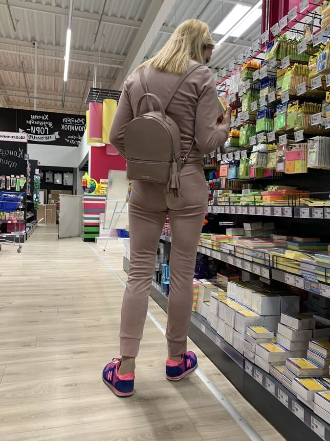 Beautiful girl with nice ass &amp; cameltoe