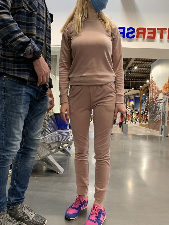 Beautiful girl with nice ass &amp; cameltoe