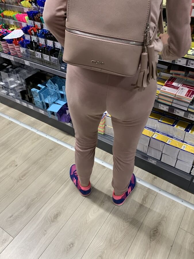 Beautiful girl with nice ass &amp; cameltoe