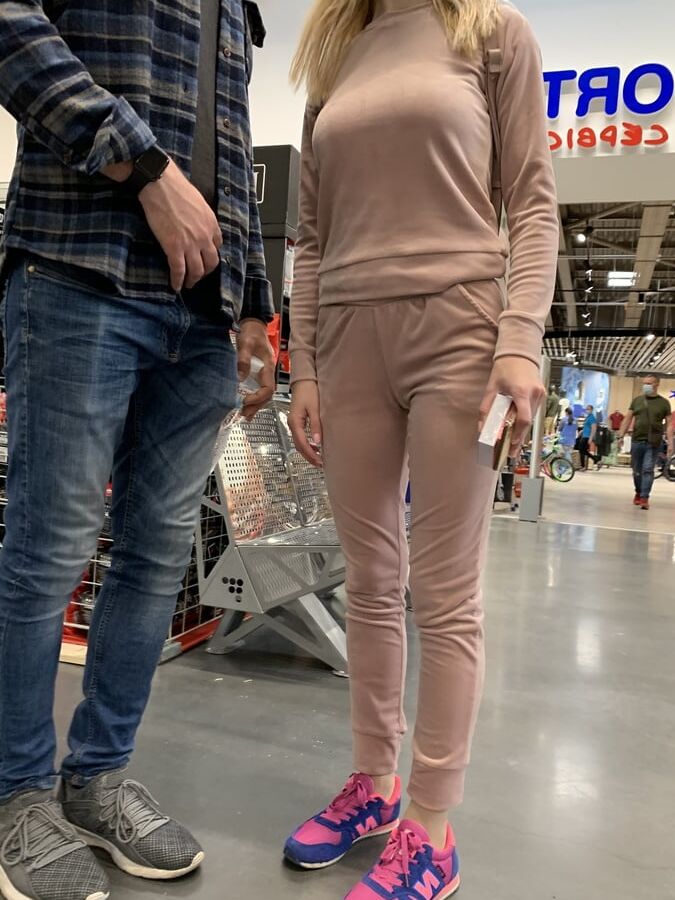 Beautiful girl with nice ass &amp; cameltoe