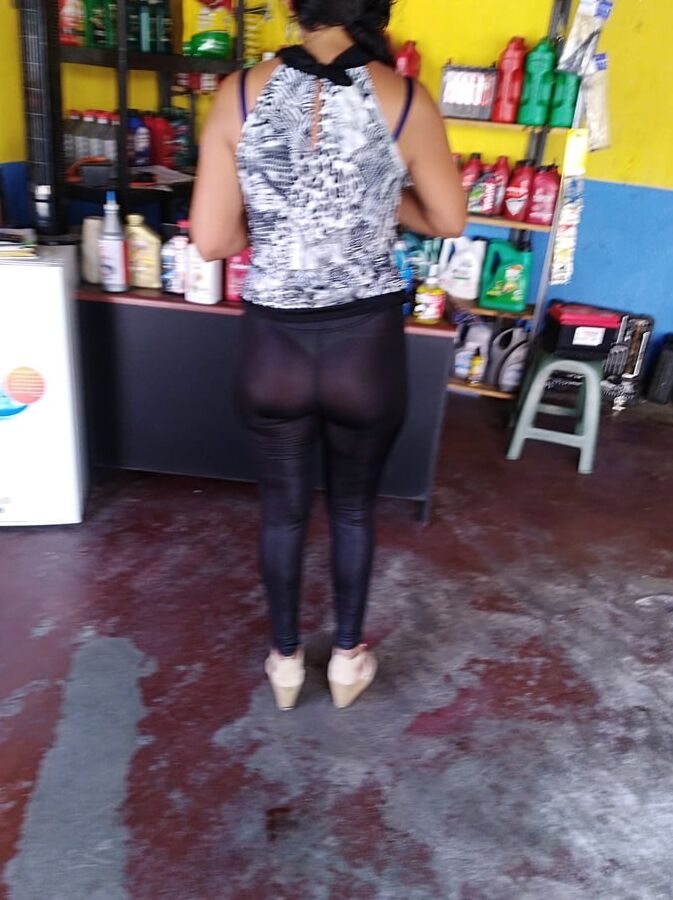 Putiesposa culona en hilo y transparencia