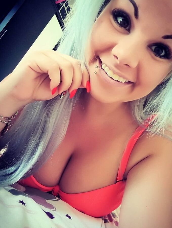 Sandra - cleavage downblouse makeup blonde hot selfie