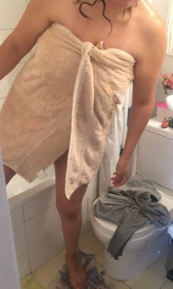 Sexy amateures and matures in a towel