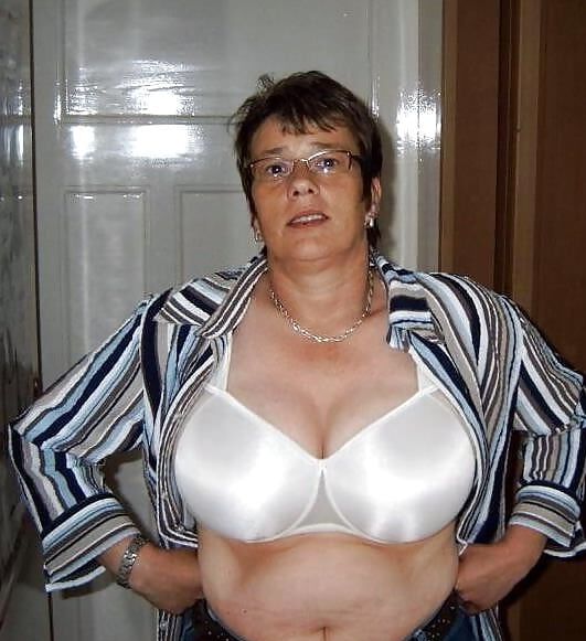 Older and hot (Mom in bra)