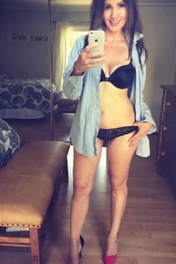 Hot amateur mature Yvette makes selfies
