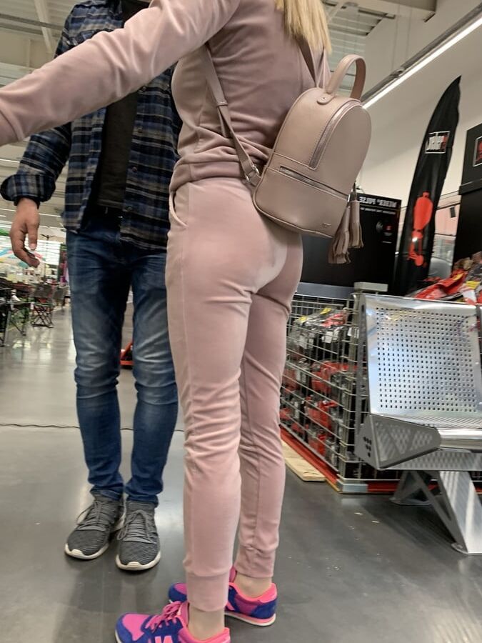 Beautiful girl with nice ass &amp; cameltoe