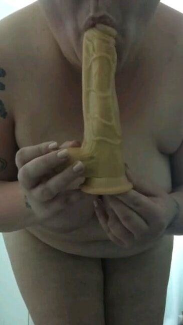 La Carla e il dildo usato trovato in un posto
