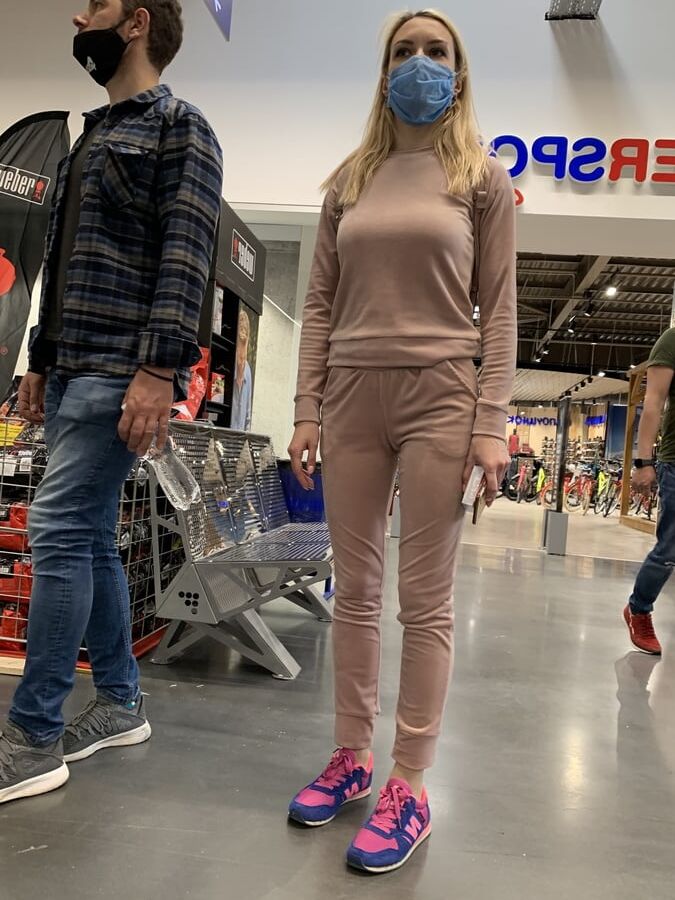Beautiful girl with nice ass &amp; cameltoe