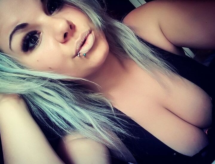 Sandra - cleavage downblouse makeup blonde hot selfie