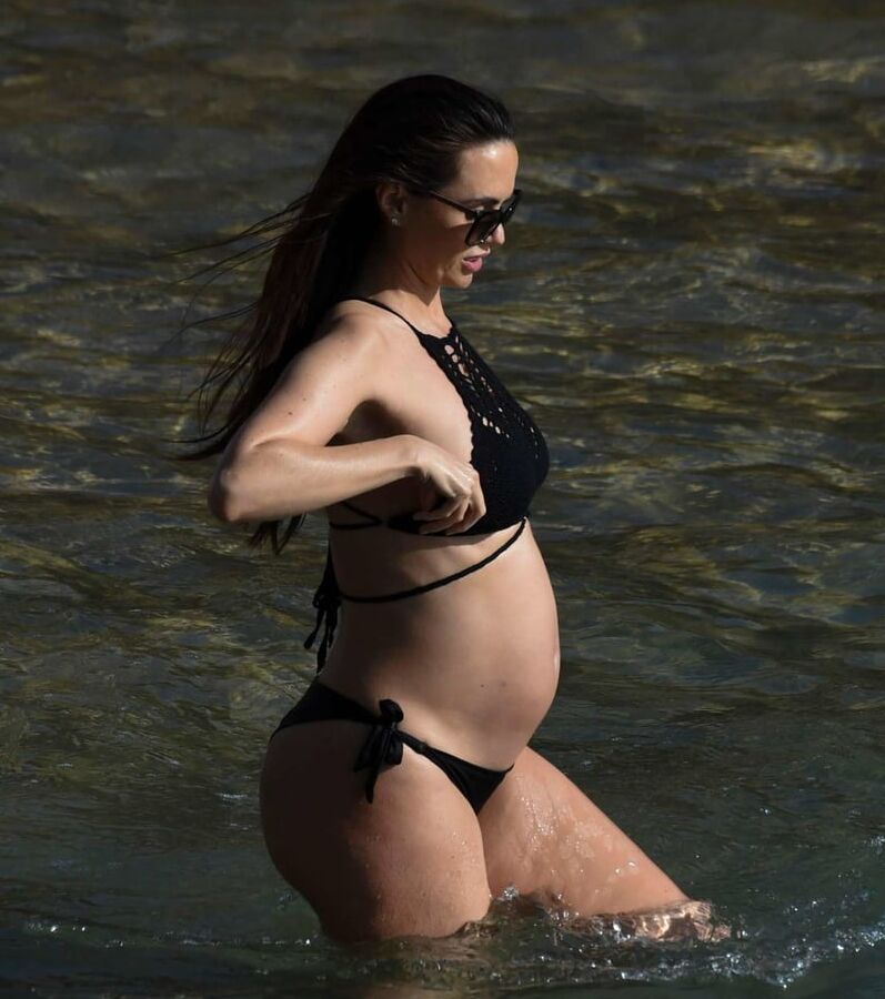Jennifer Metcalfe pregnant in black bikini