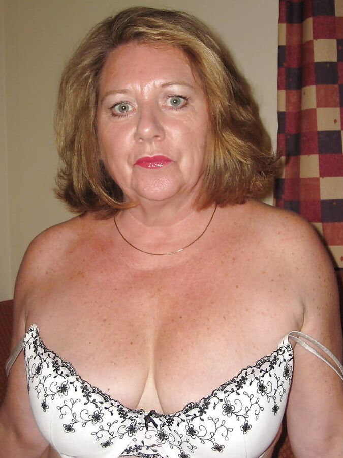 Older and hot (Mom in bra)