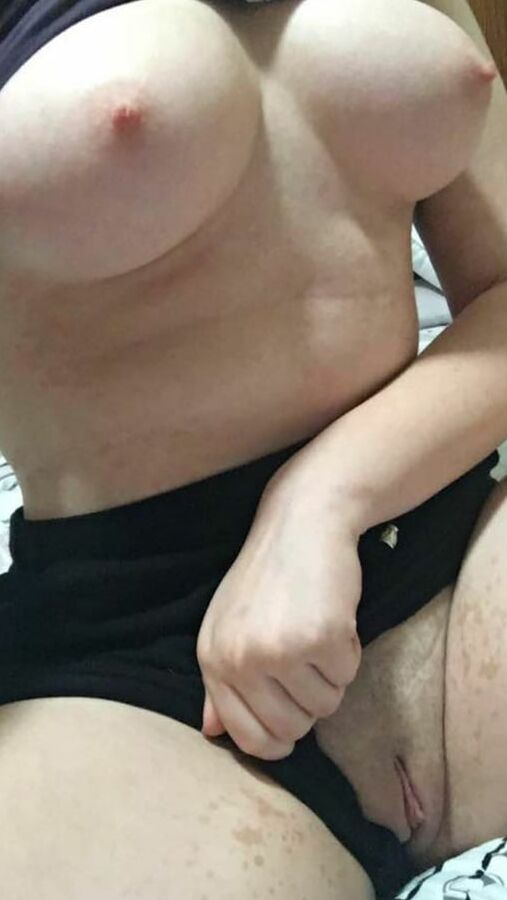 Exposed sluts, Fotzen