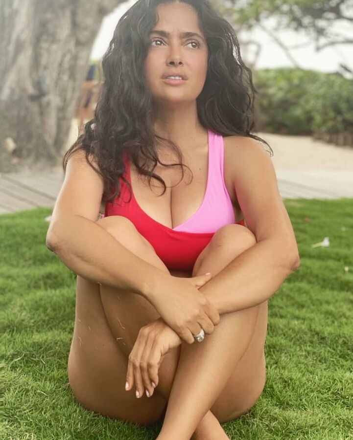 Salma Hayek - nice cleavage