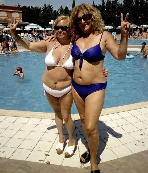 STUNNING WOMEN DRESSED