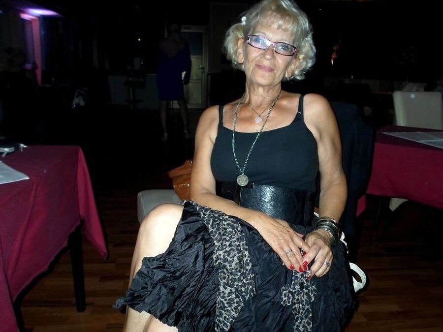 STUNNING WOMEN DRESSED