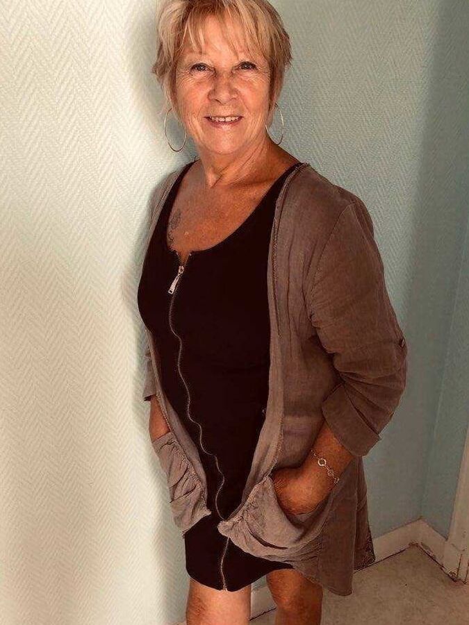 STUNNING WOMEN DRESSED