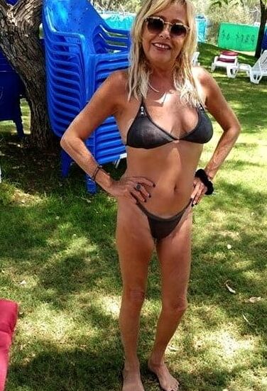 STUNNING WOMEN DRESSED