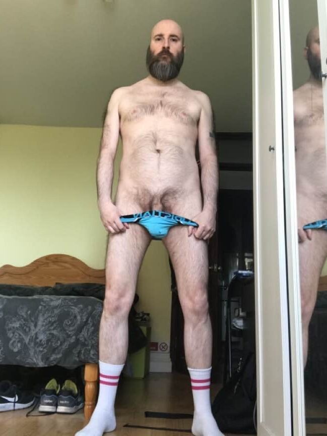 Beard Shaun Showing himself