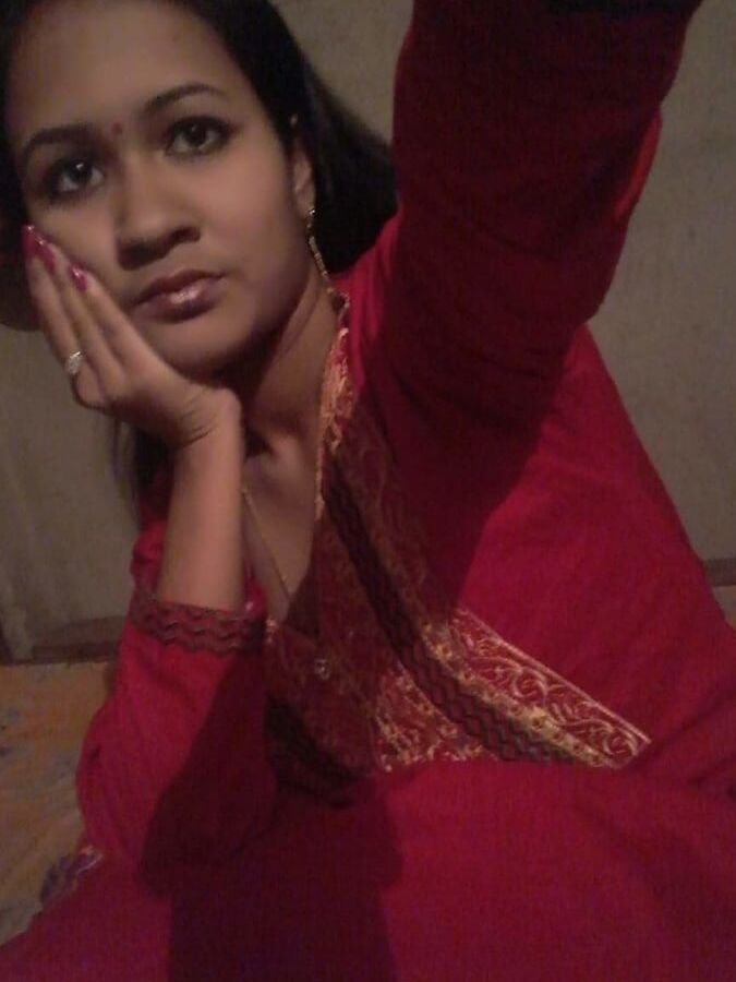 Bengali Girl from Pabna nude show