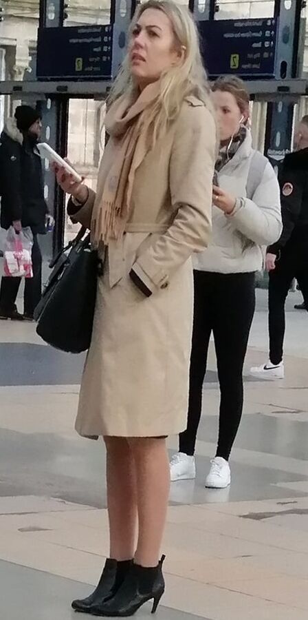Street Pantyhose - Liverpool MILF at the Station