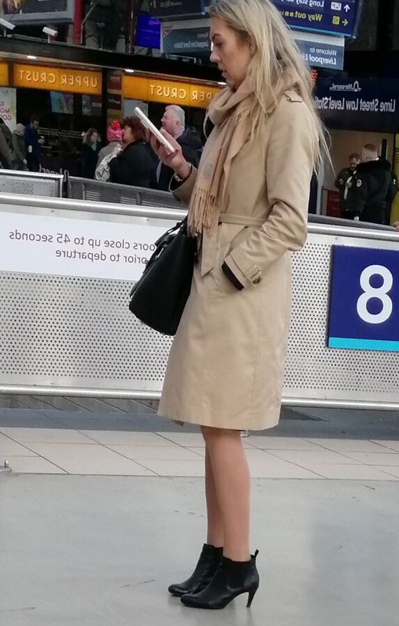 Street Pantyhose - Liverpool MILF at the Station