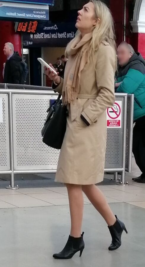 Street Pantyhose - Liverpool MILF at the Station
